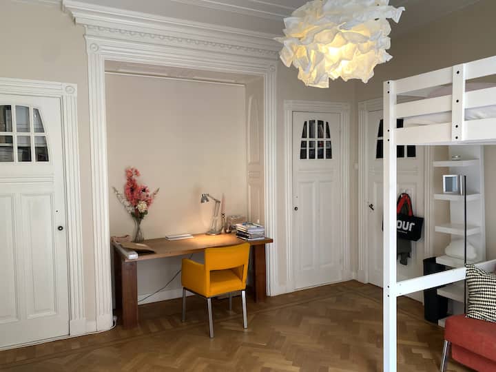 ห้องนอนที่ 2 มีห้องหนังสือ เตียงสองชั้น และโซฟาเบด