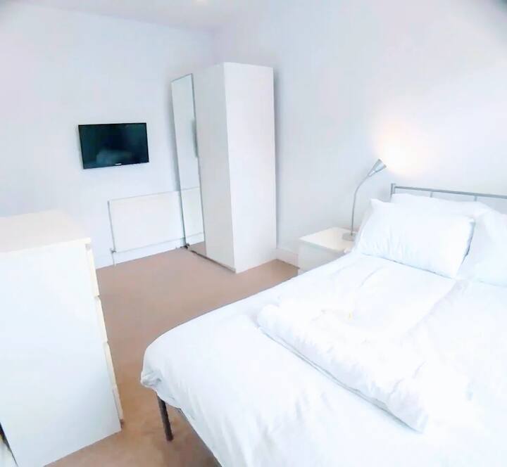 Large Double Room in Bright Flat with Terrace