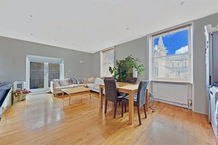 Large Double Room in Bright Flat with Terrace