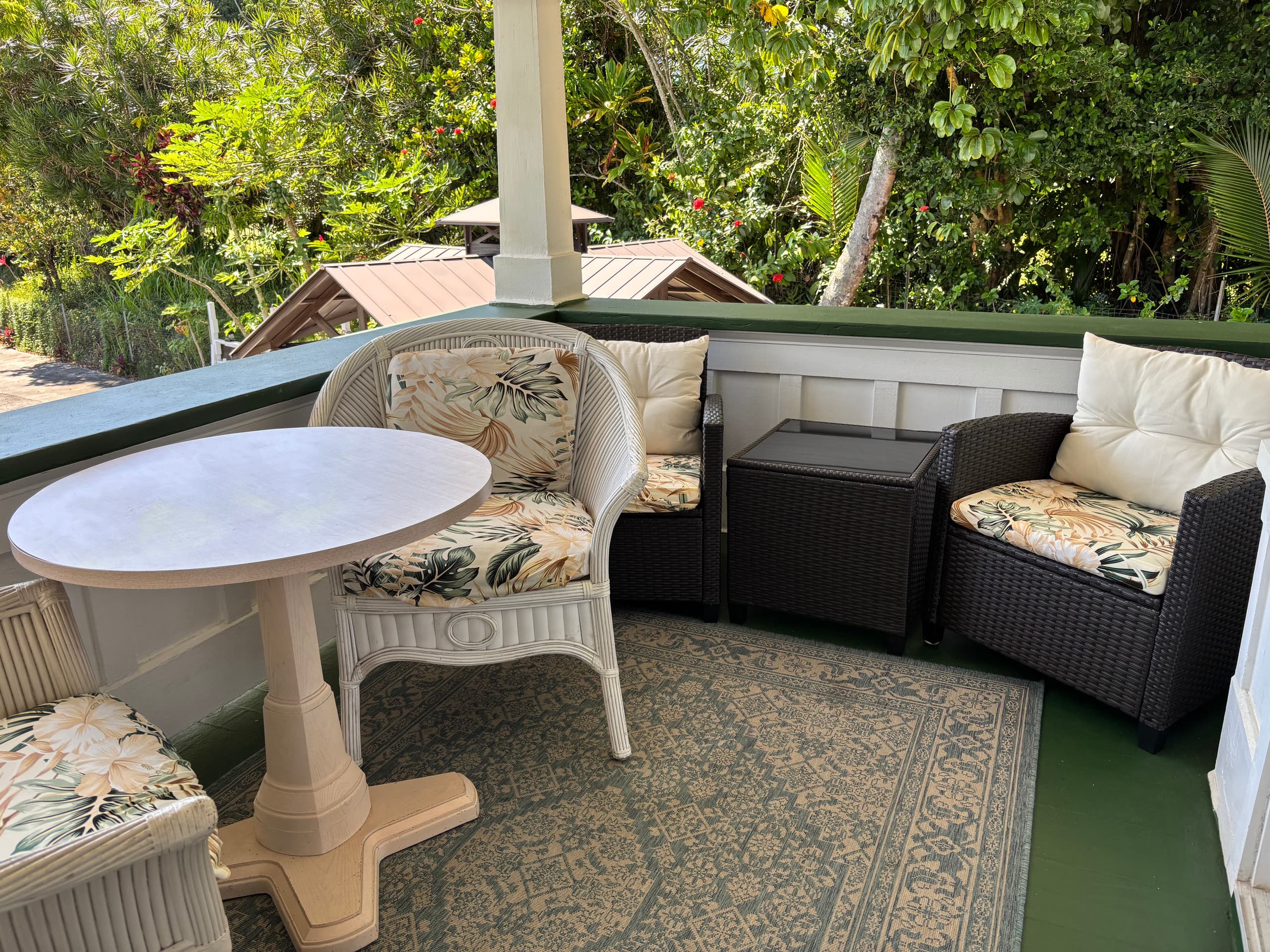 Hilo Bay Oceanfront B&B (Room #5) Sleeps 4 - Image 8