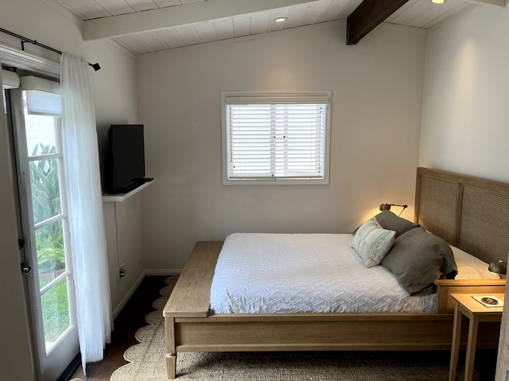 غرفة نوم رئيسية مع سرير بحجم كوين. مصابيح بجانب السرير مع شاحن.