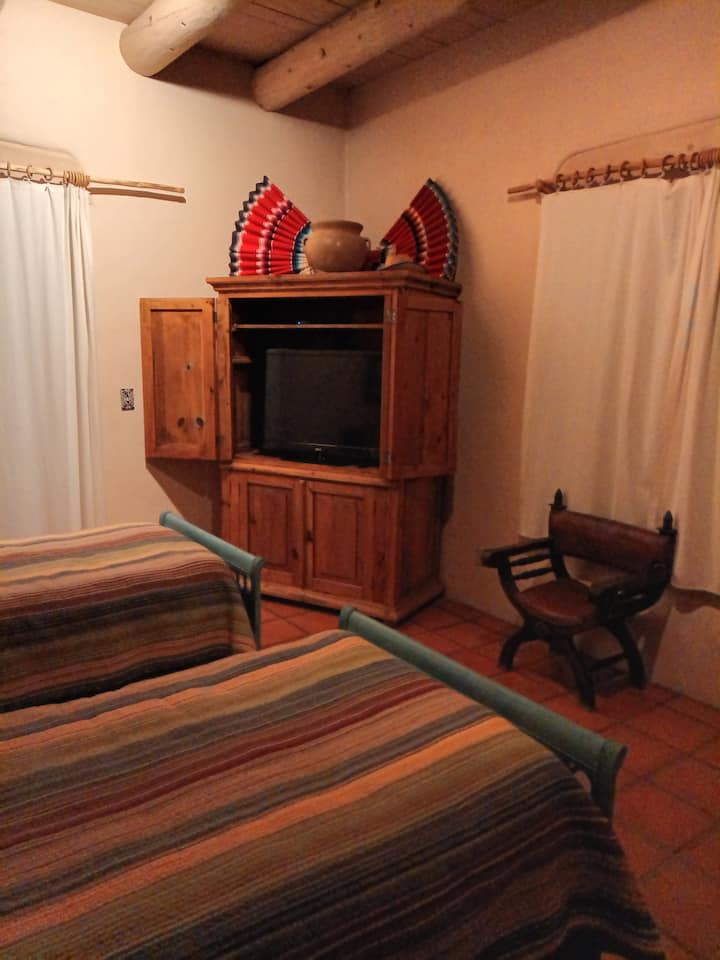 Chambre à l'avant
Deux lits jumeaux convertibles en lit Cal King sur demande
 Portes sur le patio privé, 
Armoire avec Roku TV et couvertures supplémentaires. WIFI
Vue sur le coucher du soleil.
Un grand placard,  
Rideaux de Latia traditionnels,
