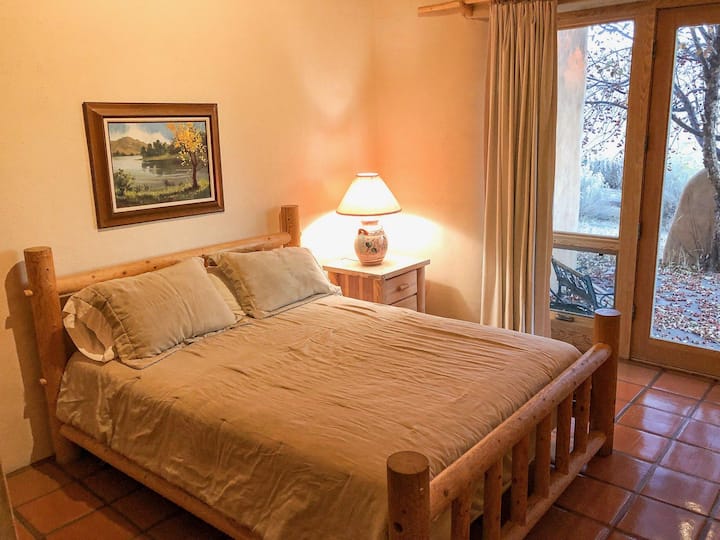 Chambre du milieu avec lit Queen size et porte donnant sur le patio privé.  Armoire avec Roku TV.  WiFi. Grand placard et rangement de vêtements. Couvertures supplémentaires