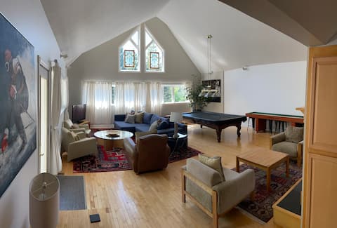 Top Airbnb: Walk to Village at Blue - Grand in The Blue Mountains