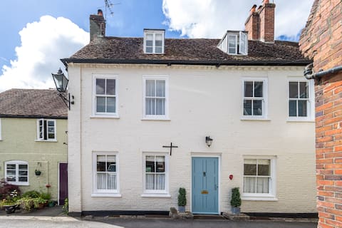Old Red Lion House in Market Town