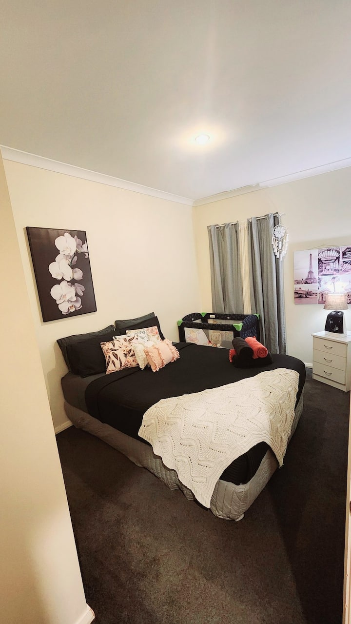 Chumba hiki cha kulala kina kitanda cha ukubwa wa kifalme na ni chumba kikubwa zaidi kati ya vyumba viwili. Inapohitajika na kuombwa, tunaweza kuweka hadi vitanda viwili vya watoto au godoro moja katika chumba hiki kilicho na kitanda aina ya queen