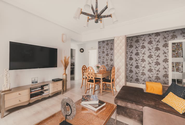 City deluxe comfortable apartment gallery image 3