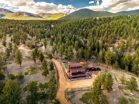 Colorado! Views, killer hottub, private game barn!