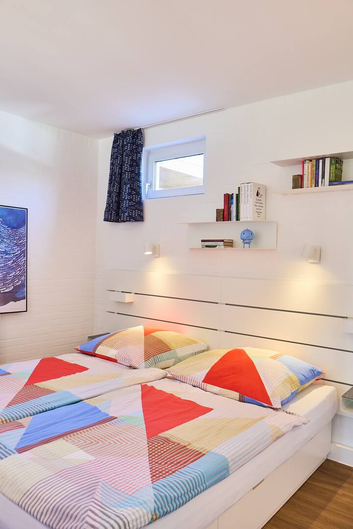Dhomë gjumi me krevat dopio / Bedroom with double bed (180cm)