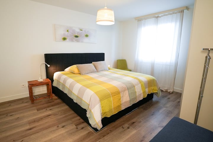 غرفة نوم مع أسرّة زنبركية بوكس 180*200 سم