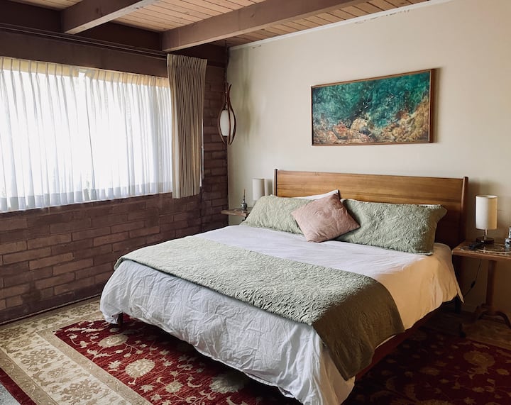 Dormitorio principal con vista a la montaña