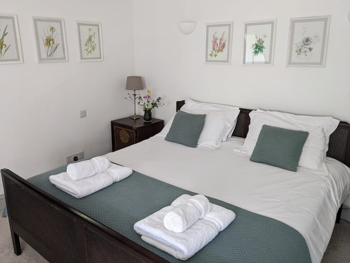 En la planta baja, súper cama tamaño king. 