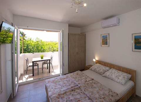 Popular Airbnb listing: Georgina - Studio apartment with air con in Gajac in Općina Kolan