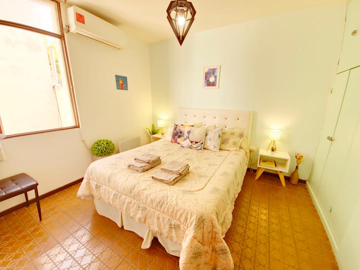 Habitación equipada con cama de dos plazas (1,90m x 1,40m), aire acondicionado y vitroconvector eléctrico. Perfecta para un descanso placentero durante todo el año. Con mesas de luz y sus respectivos veladores. ¡Disfruta de tu estancia al máximo!