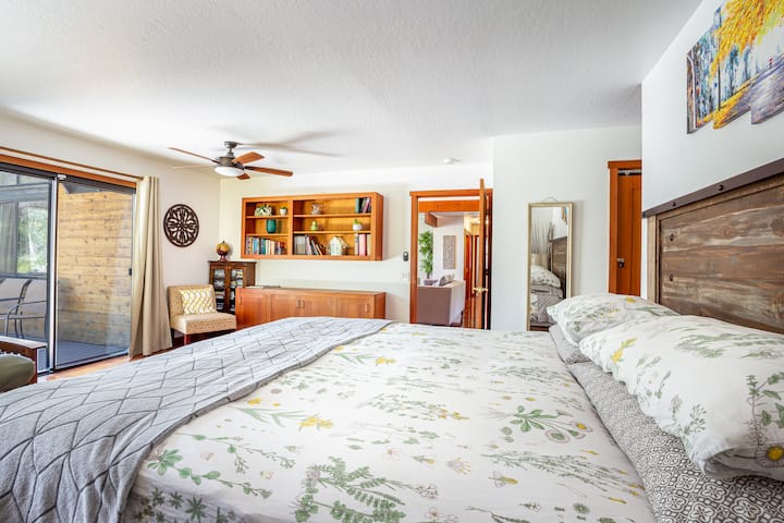 غرفة النوم 1 (الرئيسية)  - سرير كينج واحد، وأريكة فوتون للنوم، مع حمام في الجناح.   سوف تخرج من شريط تمرير الفناء إلى السطح مع مناظر خلابة وتنظر إلى غطاء الثلج في قمة دينيسون.   يمكنك الاستمتاع بقراءة عالية الجودة من كتاب على رف الكتب