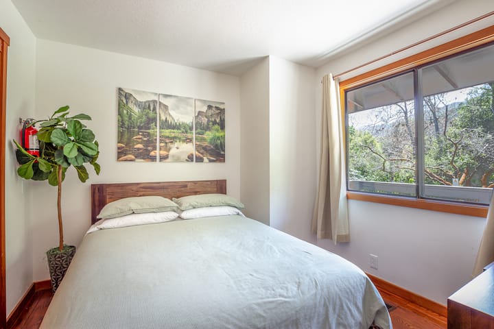 غرفة نوم 3 -  1 سرير كوين.  
توفر غرفة النوم المريحة هذه مساحة للاستمتاع بتجربة مريحة.  تم تصميم الغرف بشكل فريد مما يوفر لك إطلالات رائعة على الطبيعة مما يسمح لك بالاسترخاء وتجديد طاقتك براحة.   