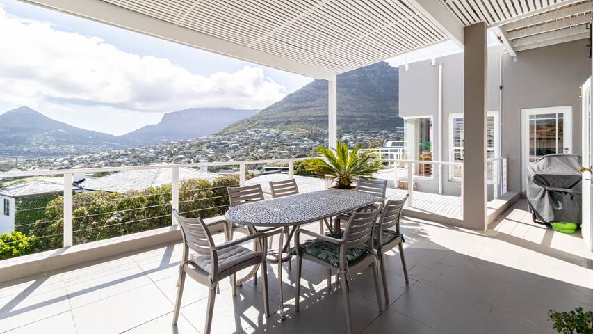 The Boathouse – Luxury 5 Bed Villa with Views! gallery image 4