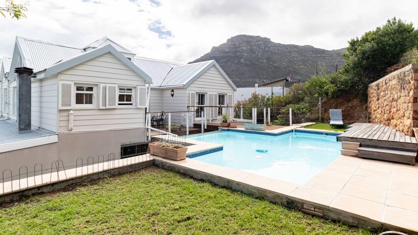 The Boathouse – Luxury 5 Bed Villa with Views! gallery image 2