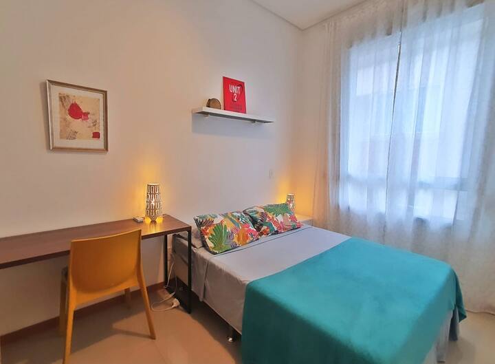 Chumba cha pili cha kulala kilicho na kitanda cha watu wawili, kiyoyozi na sehemu ya kufanyia kazi