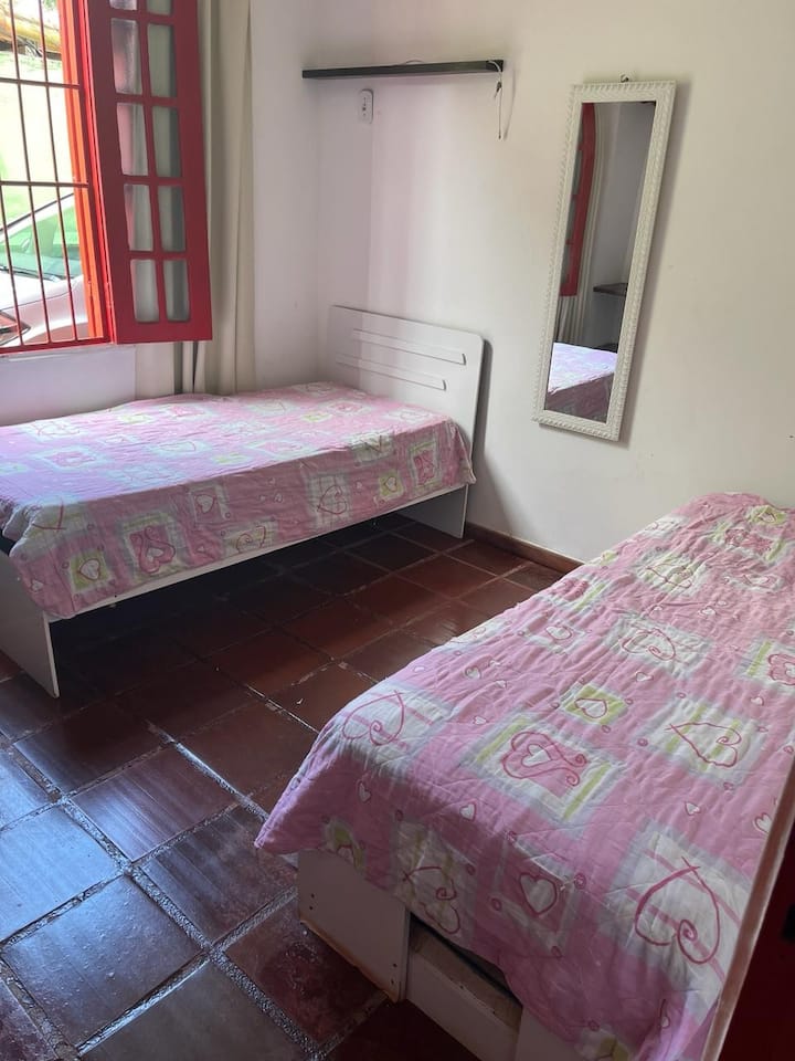 4) Slaapkamer met 2 eenpersoonsbedden, plafondventilator en geweldige kast.
