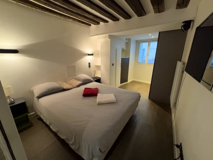 Cama king-size 160x200, colchón de alta calidad. Enchufes al lado de la cama. Televisión con internet armario y lavandería. Habitación tranquila que da al patio.
