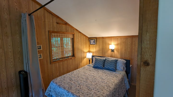 ห้องนอน 3 - ห้องนอนใต้หลังคาแบบเปิดโล่งพร้อมเตียงควีนไซส์และฟูกนอนใหม่เอี่ยมและตู้ลิ้นชักเต็มรูปแบบ ม่านกั้นห้องให้ความเป็นส่วนตัว