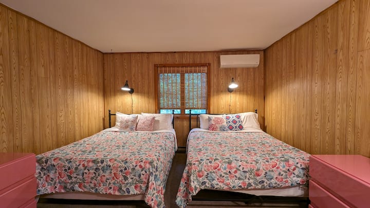 ห้องนอน 2 - ห้องนอนชั้น 2 พร้อมเตียงควีนไซส์ 2 หลัง เสนอที่พักที่ยอดเยี่ยมสำหรับผู้เข้าพัก 4 คน เครื่องปรับอากาศแบบแยกส่วนให้ทั้งเครื่องทำความร้อนและทำความเย็นและให้ผู้เข้าพักเพลิดเพลินกับการนอนหลับฝันดี
