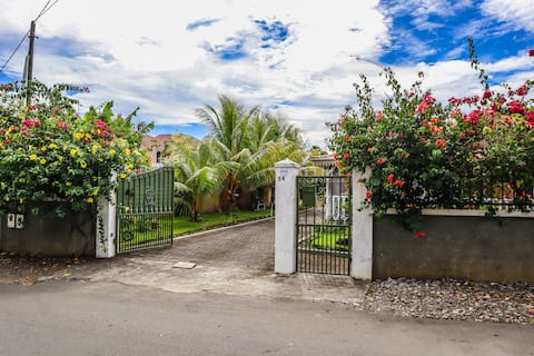 Cozy luxurious self contained ground floor flat