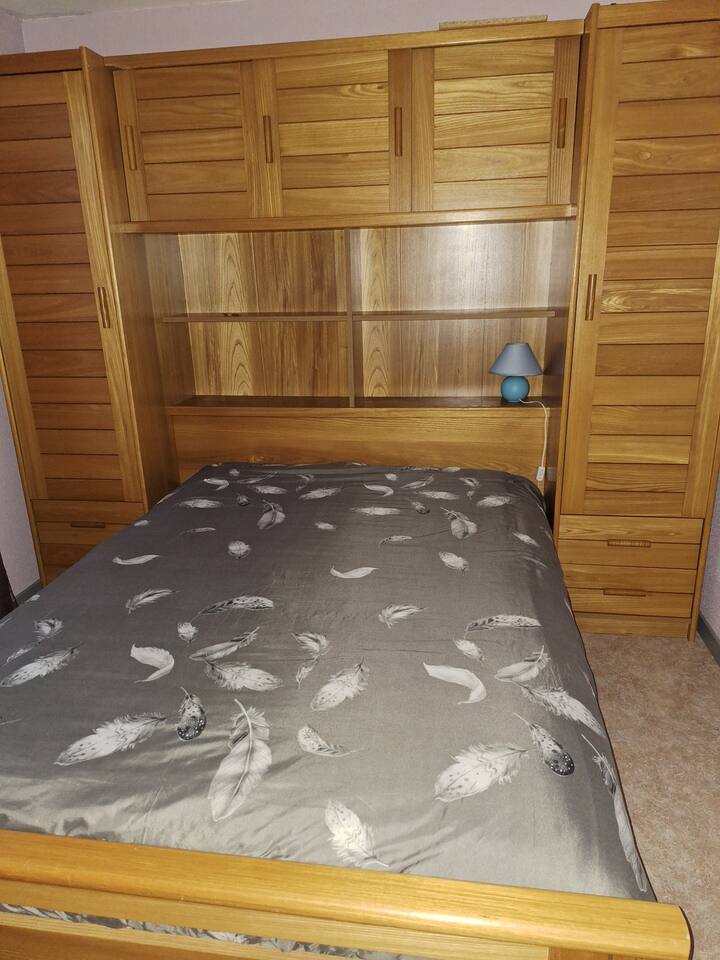 ห้องนอนใหญ่พร้อมเตียงเล็ก 