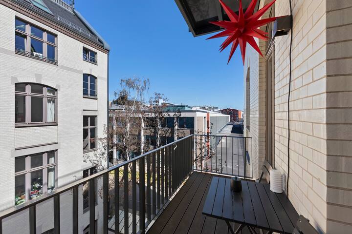 aptD Downtown Monument near Checkpoint Charlie gallery image 4