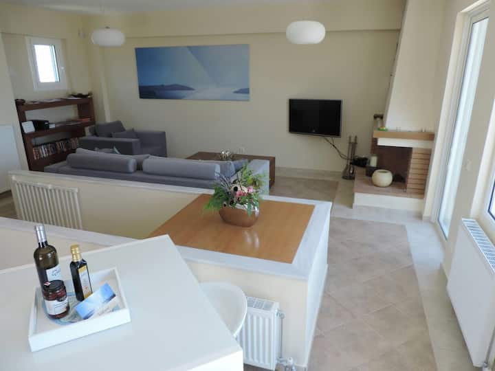 За случайни посетители диванът може да бъде трансформиран в 2 единични легла в пълен размер (при поискване)