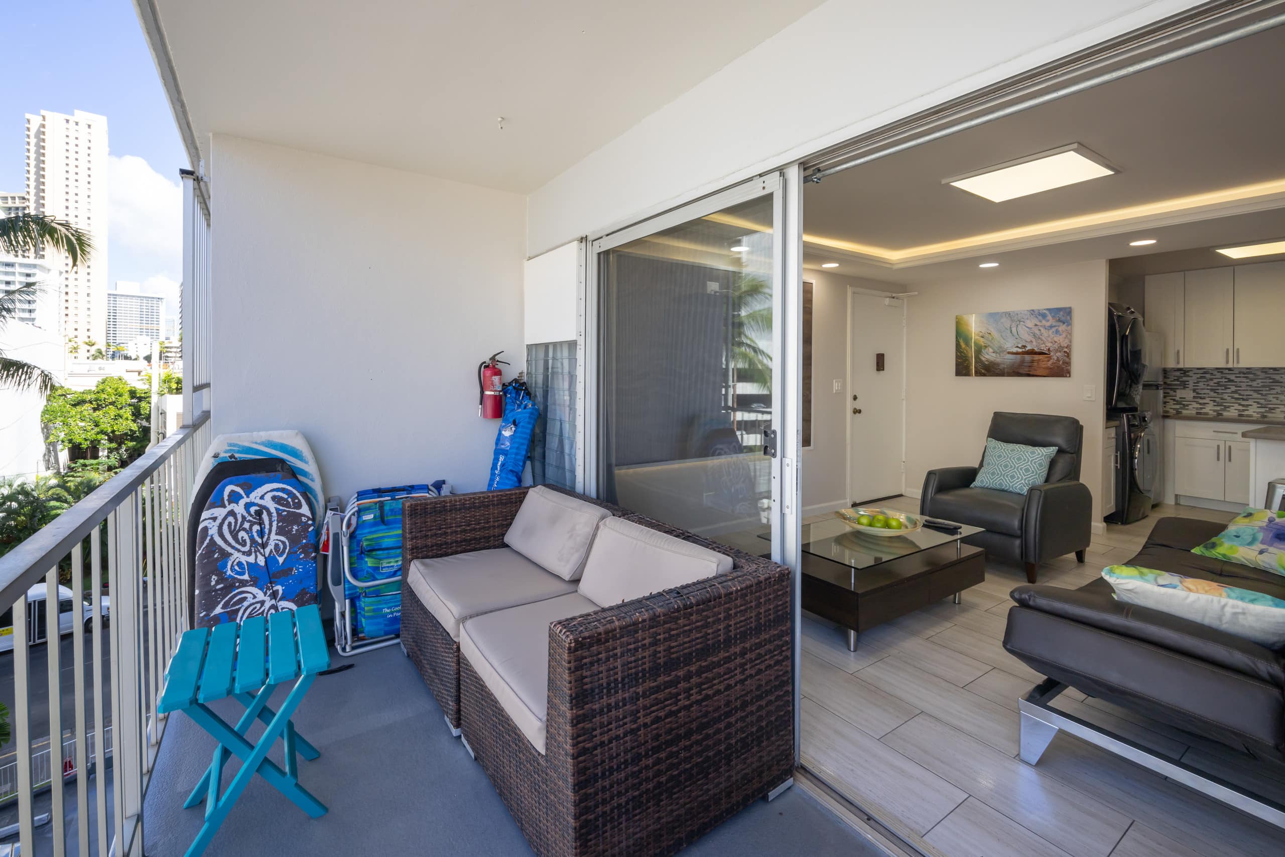 500 feet to Waikiki beach/washer dryer/parking - Image 15