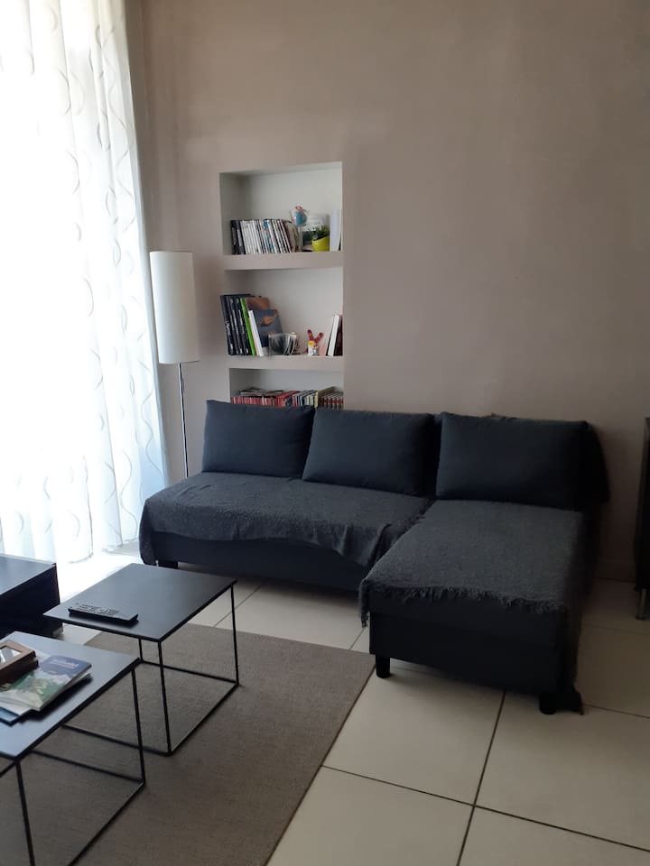 Dhomë ndenjeje me divan të shndërrueshëm