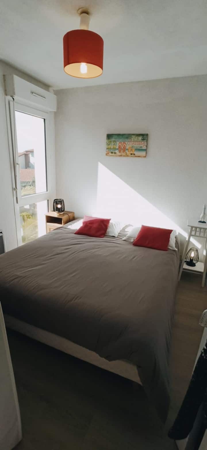 osvetlená menšia manželská posteľ (160 cm)