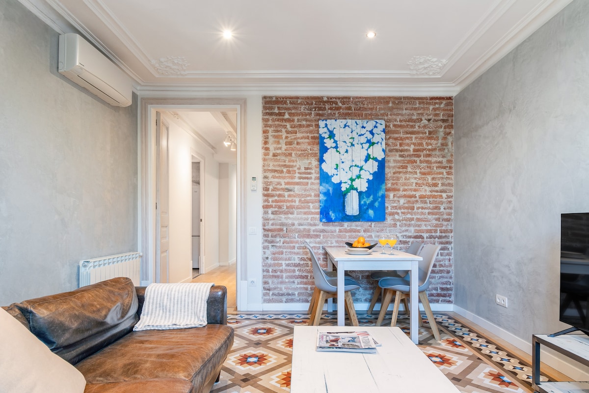 Top Airbnb: Bright, fun, balcony, near the Sagrada Familia en La Dreta De L'eixample