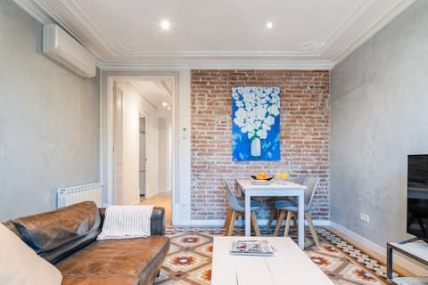 Top Airbnb: Bright, fun, balcony, near the Sagrada Familia en La Dreta De L'eixample