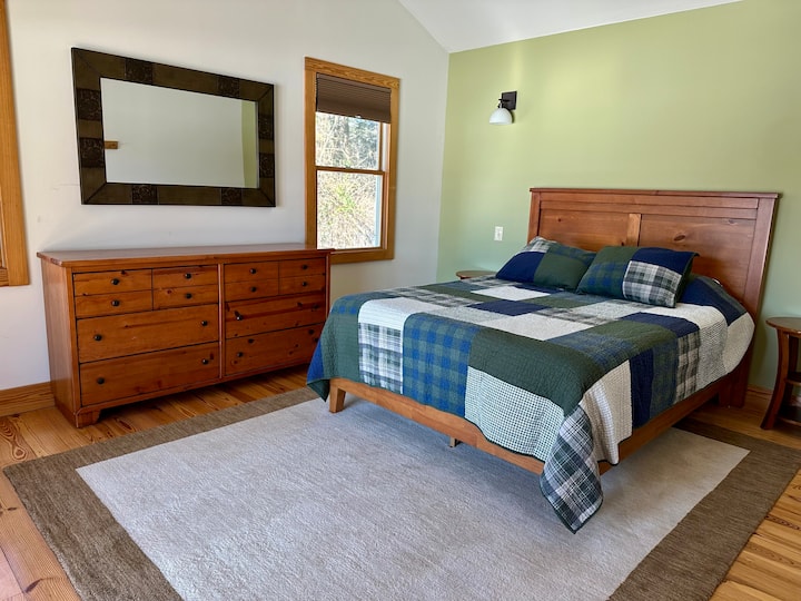 Spacious bedroom with Queen bed