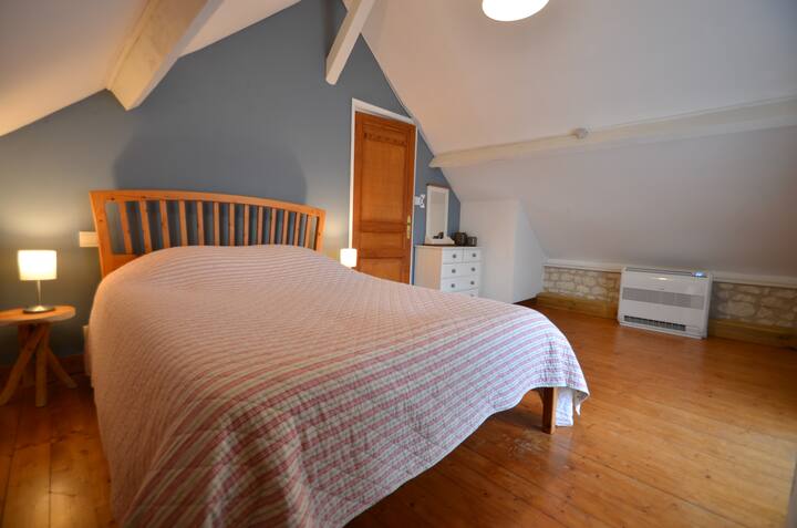 El primer dormitorio en el primer piso, bajo el techo. También está equipado con una gran ventana y aire acondicionado/calefacción. 1 cama doble. ¿Proporcionas la cuna? Avísanos cuando hagas la reservación. Luego proporcionamos las sábanas y el colchón.