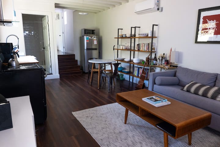 Creative, Private 1-bedroom House In Mid-city - Los Angeles, CA