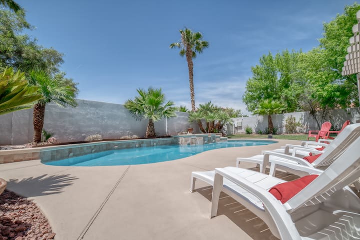 Executive Rental-10 Min Airport/Strip, HOTTUB/POOL