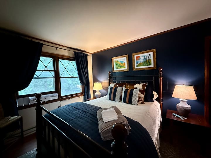 Spálňa s manželskou posteľou, matracom s vankúšovou vrstvou a televízorom s plochou obrazovkou a streamovaním Roku.  Outlet ponúka nabíjacie porty pre vaše pohodlie.  Posteľ je v lete oblečená s ľahkými prikrývkami a v zimných mesiacoch teplou prikrývkou.  