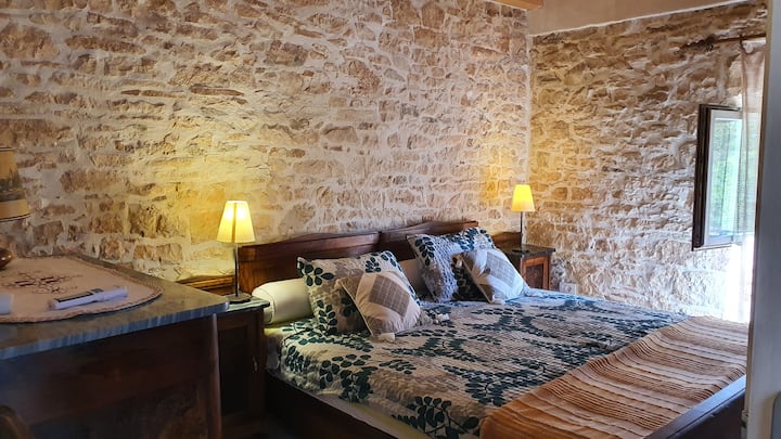 Habitación doble con baño privado.