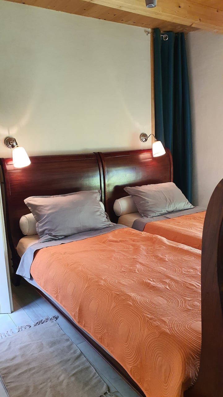 Dormitorio con baño privado.