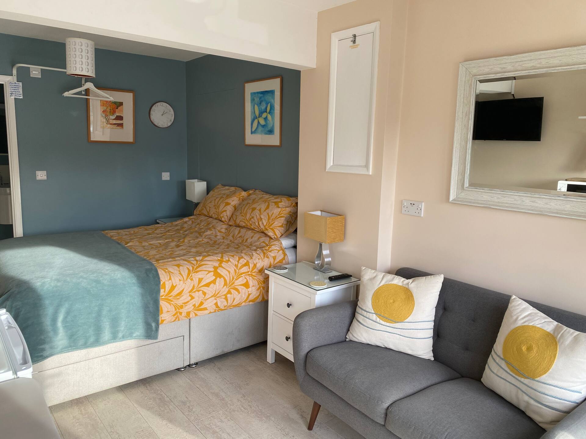 1 min walk to beach, sunny, south-facing studio