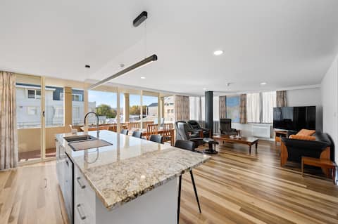 Top Airbnb: Rich Uncle's Pad. Salamanca, Battery Point in Battery Point