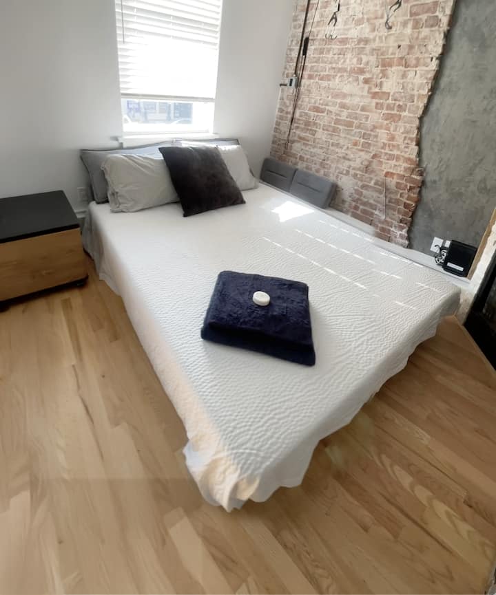 Ovo je fotografija koja prikazuje kako izgleda futon kada ga otvorite i pretvorite u drugi krevet.