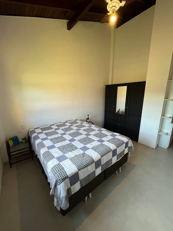 配有双人床和衣柜的房间。