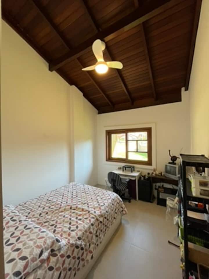 双人床、书桌和带天线的14英寸电视。