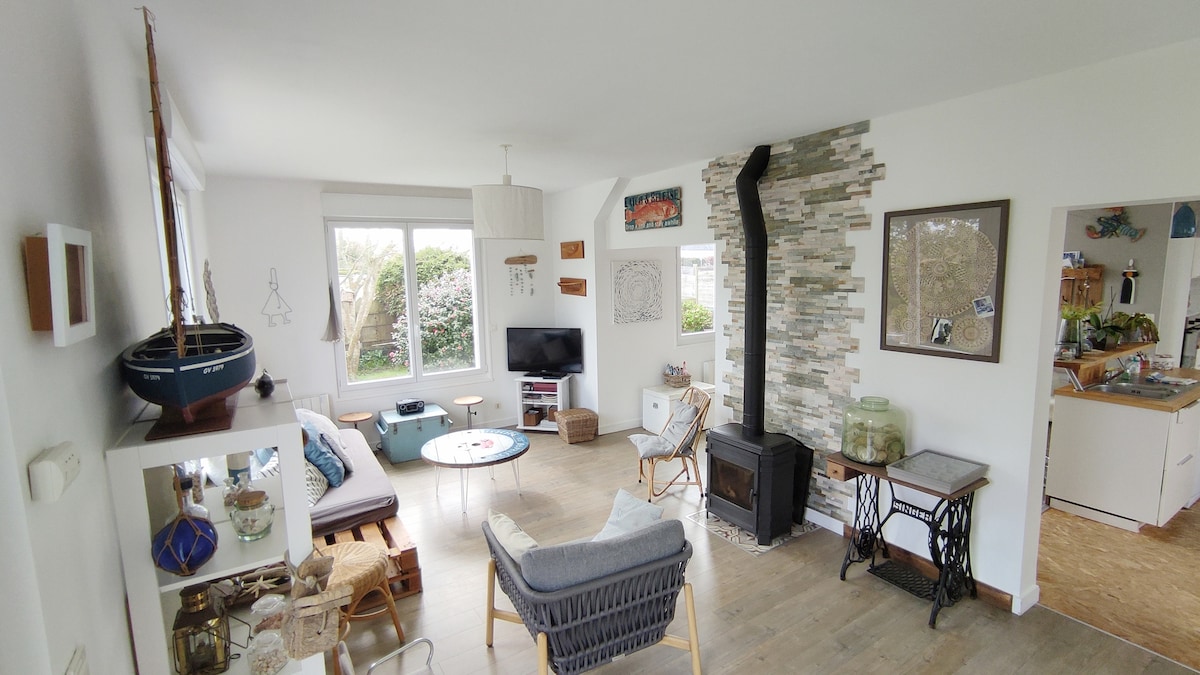 Top performing Airbnb: Comfortable character house with enclosed garden in Plobannalec Lesconil