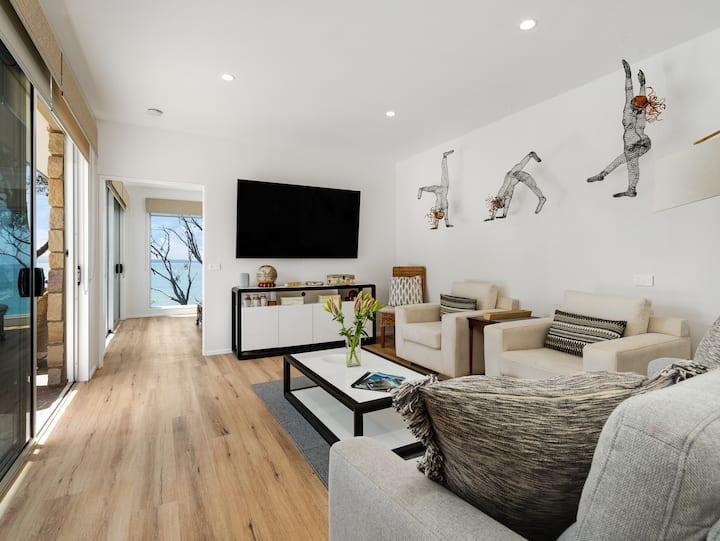'Surf Beach Retreat':  Romantic Suite - Batemans Bay